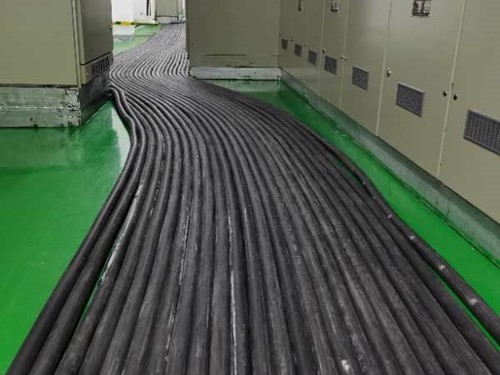 绥阳如何根据理论计算公式计算温度对特定电压测量结果的影响？